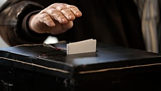 Um eleitor vota numa secção eleitoral em Lisboa, 