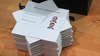Cédulas eleitorais numa secção de voto durante as eleições presidenciais de Portugal, em Lisboa, domingo, 8 de fevereiro de 2026. 