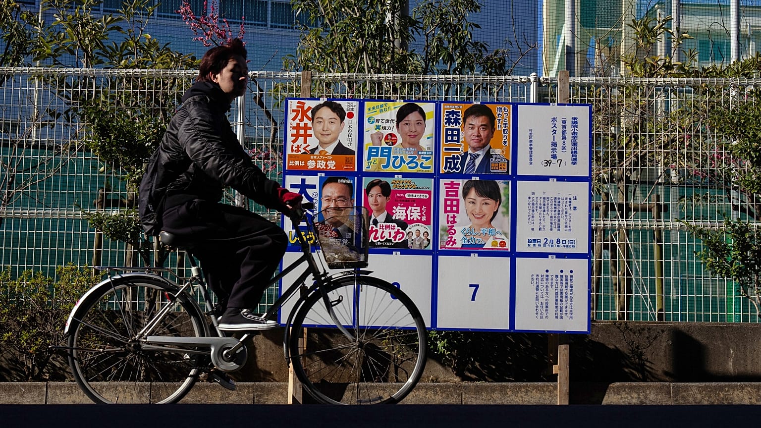 Jelöltek plakátjai Tokióban