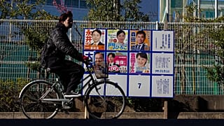 Jelöltek plakátjai Tokióban