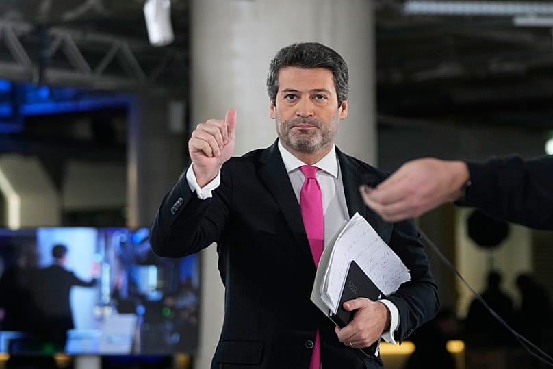 O candidato presidencial André Ventura, do partido populista Chega, chega para um debate televisivo. 