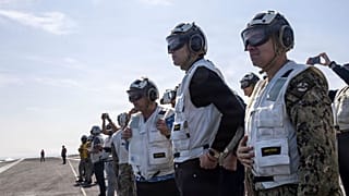 از راست به چپ: دریاسالار برد کوپر، فرمانده سنتکام به همراه جارد کوشنر و استیو ویتکوف بر عرشه ناو هواپیمابر آبراهام لینکلن در دریای عرب به تاریخ هفتم فوریه ۲۰۲۶