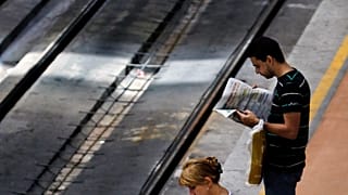 ARCHIVO: Los pasajeros esperan el tren en la estación de Atocha en Madrid, durante una huelga ferroviaria nacional parcial, el 17 de septiembre de 2012.