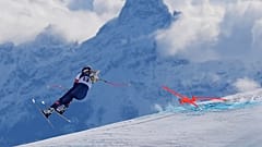 Momento en que Lindsey Vonn se accidenta durante una carrera de descenso de esquí alpino en los JJ.OO. de Invierno en Cortina d'Ampezzo, Italia, el 8 de febrero de 2026.