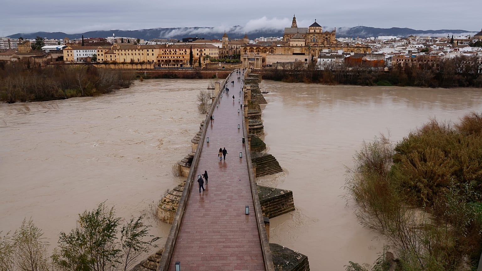 El río Guadalquivir se desborda a su paso por Córdoba, en el sur de Andalucía, España, el miércoles cuatro de febrero de 2026,