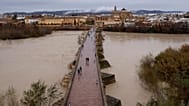El río Guadalquivir se desborda a su paso por Córdoba, en el sur de Andalucía, España, el miércoles cuatro de febrero de 2026,