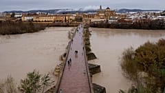In Córdoba in Südandalusien tritt der Fluss Guadalquivir über die Ufer. Die Überschwemmung ereignet sich am Mittwoch, dem vierten Februar 2026 in Spanien.