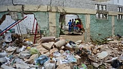 DATEI: Kinder fahren Karussell auf einem von Müll umgebenen Spielplatz in Alt-Havanna, Kuba, 7. Februar 2026.