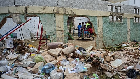 ARCHIVO: Niños montan en un tiovivo en un parque infantil rodeado de basura en La Habana Vieja, Cuba, el 7 de febrero de 2026.