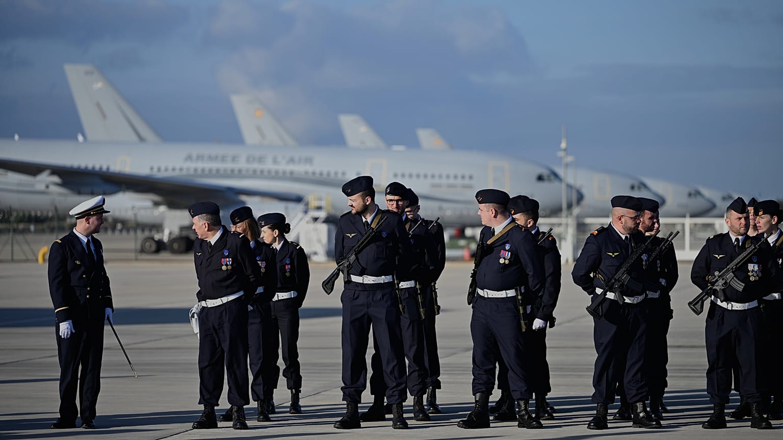 Des soldats se préparent en attendant l'arrivée du président français Emmanuel Macron à la base aérienne militaire d'Istres, dans le sud de la France, le 15 janvier 2026.