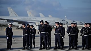 Varios soldados se preparan para la llegada del presidente francés Emmanuel Macron a la base aérea militar de Istres, en el sur de Francia, el 15 de enero de 2026