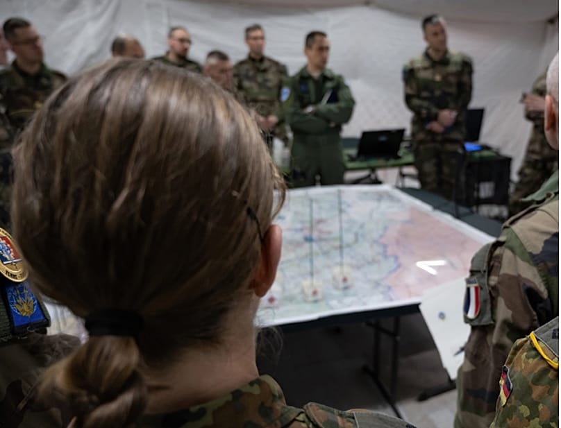 Des soldats français et alliés lors d'un briefing.