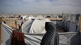 سهام عمران، 54 عامًا، عادت مؤخرًا من مصر بعد إتمام علاجها الطبي، تنظر إلى خيام النازحين بجانبها التي أُقِيمت في خان يونس جنوب قطاع غزة، يوم السبت 7 فبراير 2026. 