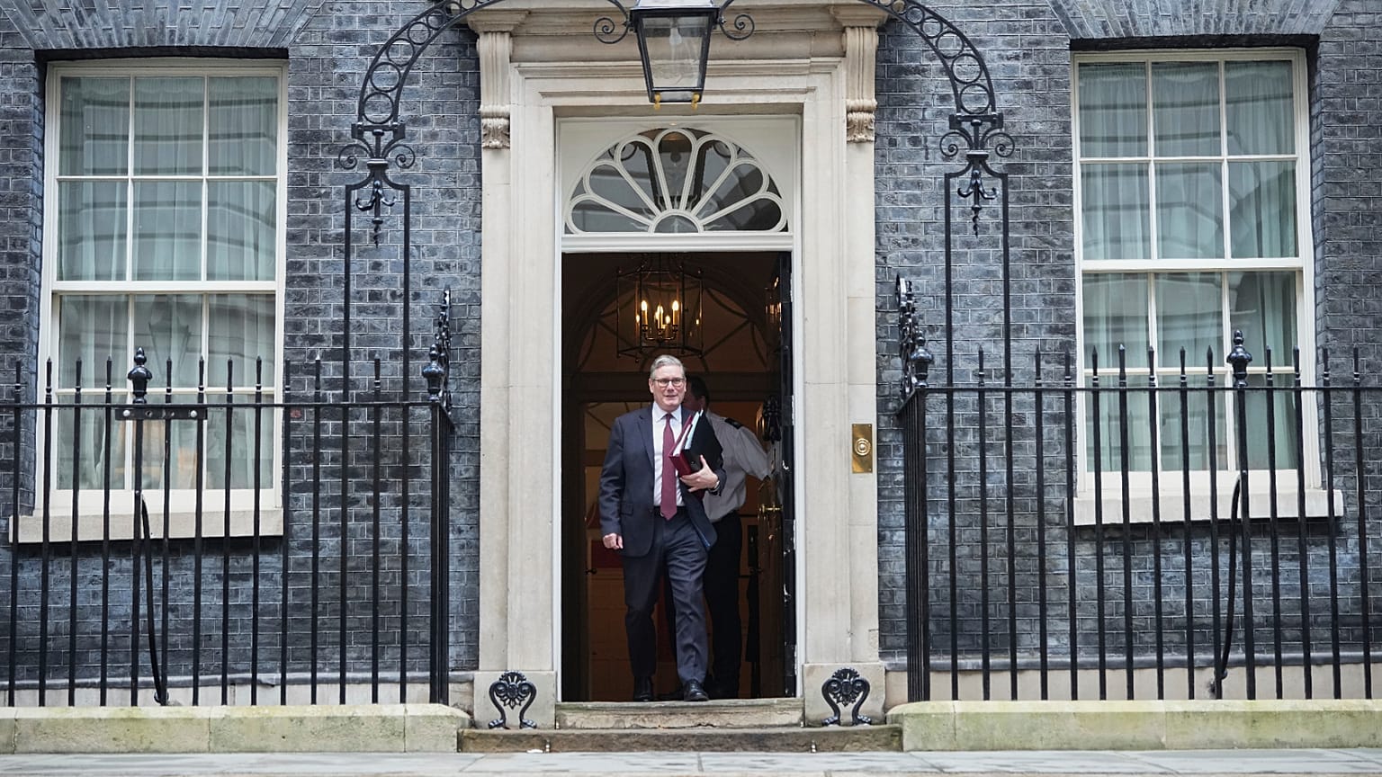 Ο Κιρ Στάρμερ βγαίνει από την πρωθυπουργική κατοικία στο Λονδίνο