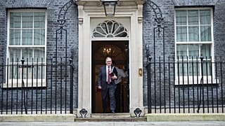 Ο Κιρ Στάρμερ βγαίνει από την πρωθυπουργική κατοικία στο Λονδίνο