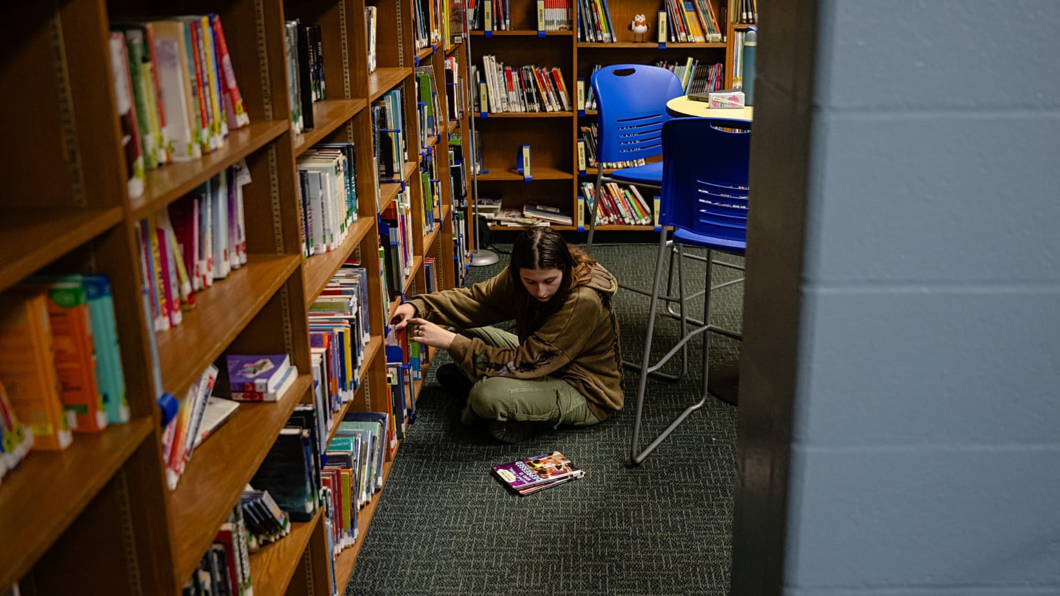 Kentucky, Shelbyville'deki East Middle School'da bir öğrenci okul çıkışında kitaplarını düzenliyor, 17 Kasım 2025.