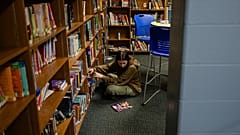 Kentucky, Shelbyville'deki East Middle School'da bir öğrenci okul çıkışında kitaplarını düzenliyor, 17 Kasım 2025.