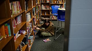 Kentucky, Shelbyville'deki East Middle School'da bir öğrenci okul çıkışında kitaplarını düzenliyor, 17 Kasım 2025.