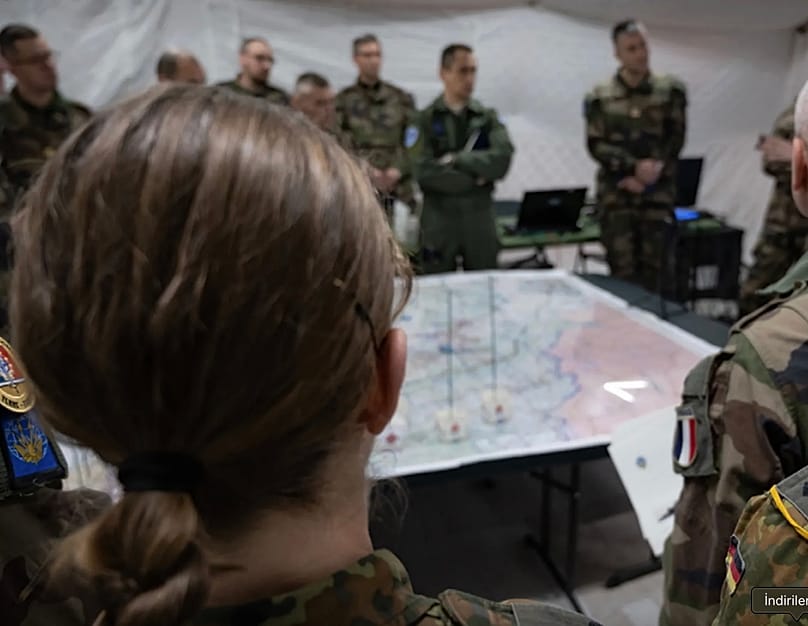 Fransız ve müttefik askerler brifingde, 2 Şubat 2026.