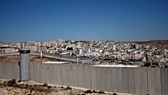 جزء من الجدار الفاصل الإسرائيلي قرب حاجز قلنديا بين رام الله والقدس.