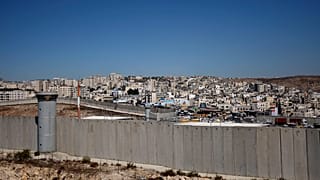 جزء من الجدار الفاصل الإسرائيلي قرب حاجز قلنديا بين رام الله والقدس.