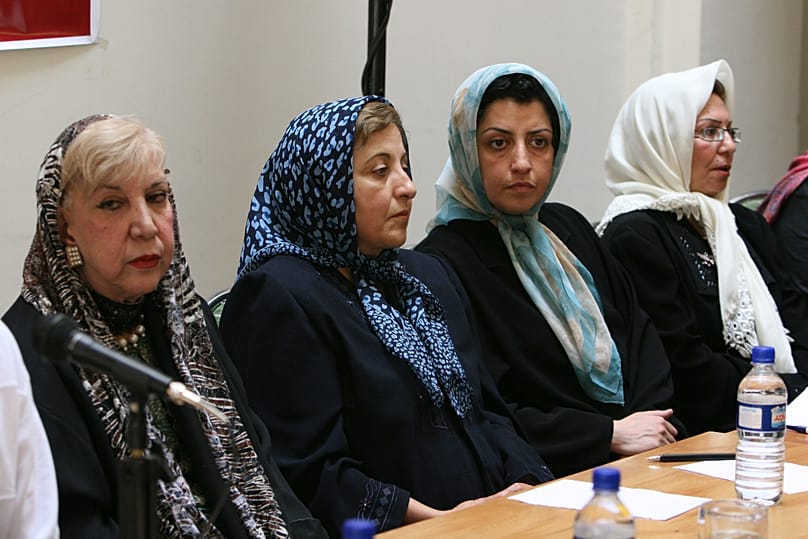 نرگس محمدی در کنار شیرین عبادی در سال ۲۰۰۷ 