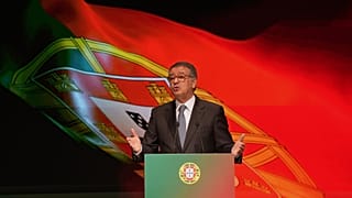 El candidato socialista de centroizquierda António José Seguro celebra su victoria tras derrotar al populista de extrema derecha André Ventura el domingo 8 de febrero de 2026.