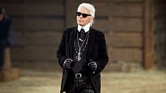 Tasarımcı Karl Lagerfeld, Metiers d'Art moda şovunun sonunda selam veriyor, 10 Aralık 2013.
