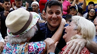 Serbest bırakılan mahkumlardan biri yakınlarıyla görüşüyor