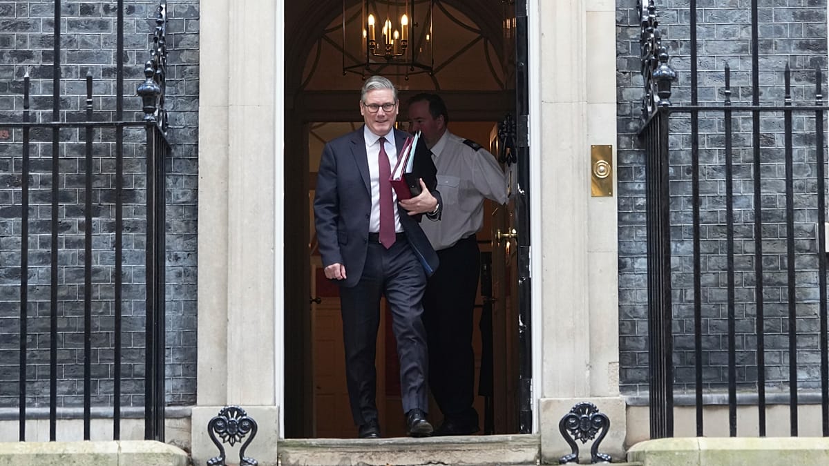 Tűz alatt a Downing Street - inog a brit miniszterelnök széke