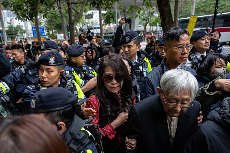 Il cardinale cinese in pensione Joseph Zen, in basso a destra, e la moglie di Jimmy Lai, Teresa Lai, lasciano il tribunale dopo la sentenza