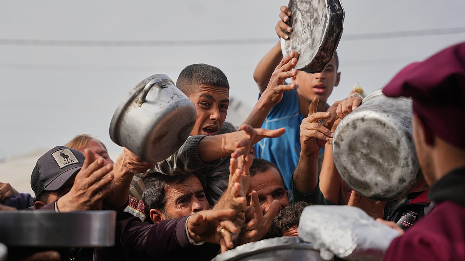 فلسطينيون يكافحون للحصول على وجبات غذائية في مدينة خان يونس، جنوبي قطاع غزة، الجمعة 6 فبراير/شباط 2026. 