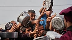 فلسطينيون يكافحون للحصول على وجبات غذائية في مدينة خان يونس، جنوبي قطاع غزة، الجمعة 6 فبراير/شباط 2026. 