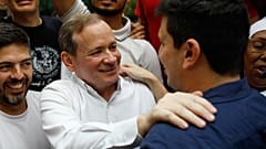Ο ηγέτης της αντιπολίτευσης Juan Pablo Guanipa χαιρετά τον πολιτικό ακτιβιστή Jesús Armas μετά την απελευθέρωσή του από τη φυλακή στο Καράκας της Βενεζουέλας, 8 Φεβρουαρίου 2026.