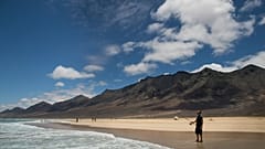 FILE: Ein Mann angelt im Atlantik am Strand Cofete auf der Kanareninsel Fuerteventura in Spanien, Montag, 24. Juni 2019.