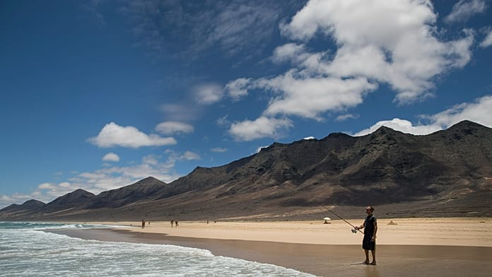 Vecinos de Canarias protestan contra piscifactoría, dicen que su costa está muerta