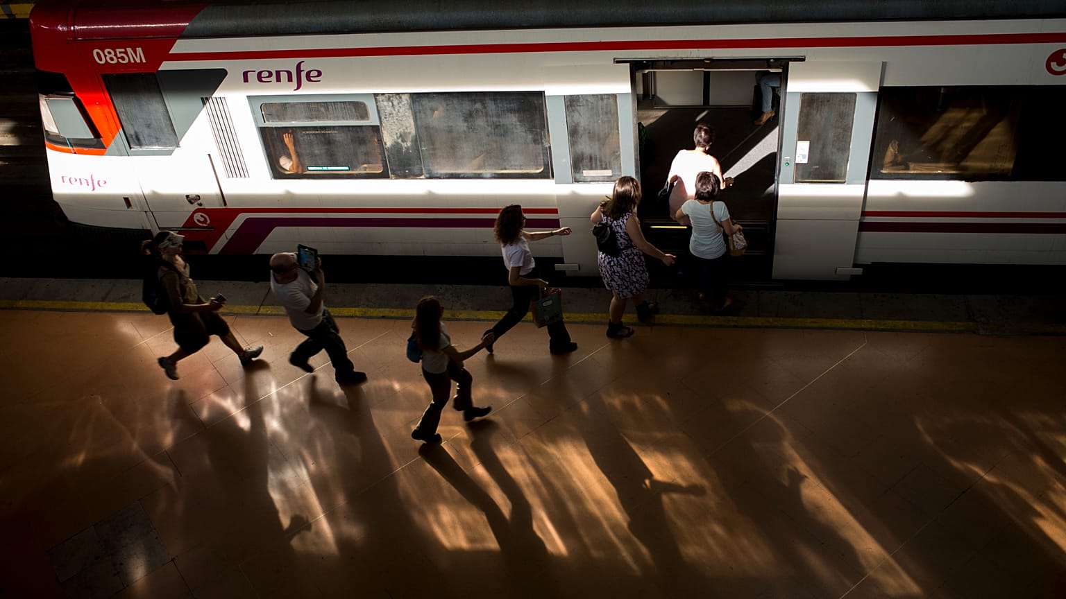 La gente corre para coger un tren durante una huelga parcial de 24 horas de los conductores de tren en la estación de Atocha en Madrid, el 10 de junio de 2016.