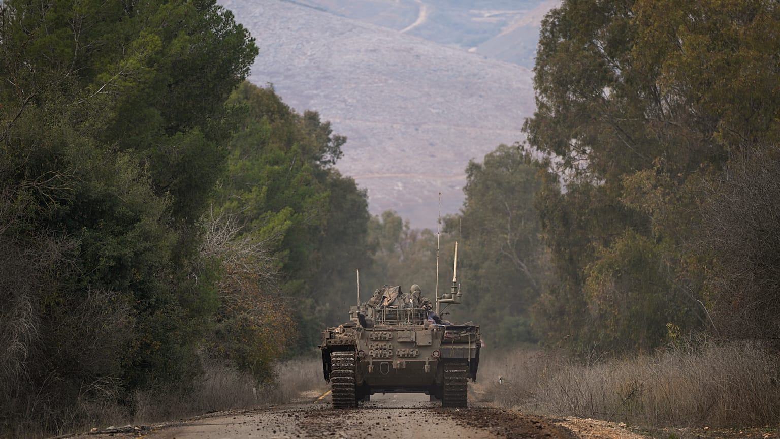 مركبة مدرعة إسرائيلية تسير قرب مستوطنة أفيفيم على الحدود اللبنانية، 28 نوفمبر 2024.