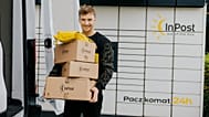 Kurier InPost przy Paczkomacie