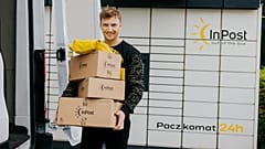 InPost-Kurier am Paketautomaten