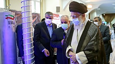 علی خامنه‌ای در نمایشگاه دستاوردهای هسته‌ای ایران در ساختمان دفتر خود در تهران در ژوئن ۲۰۲۳