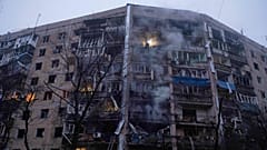 Κατεστραμμένη πολυκατοικία σε κατοικημένη γειτονιά μετά την αεροπορική επιδρομή της Ρωσίας στο Κραματόρσκ, περιοχή Ντονέτσκ, Ουκρανία, 8 Φεβρουαρίου 2026