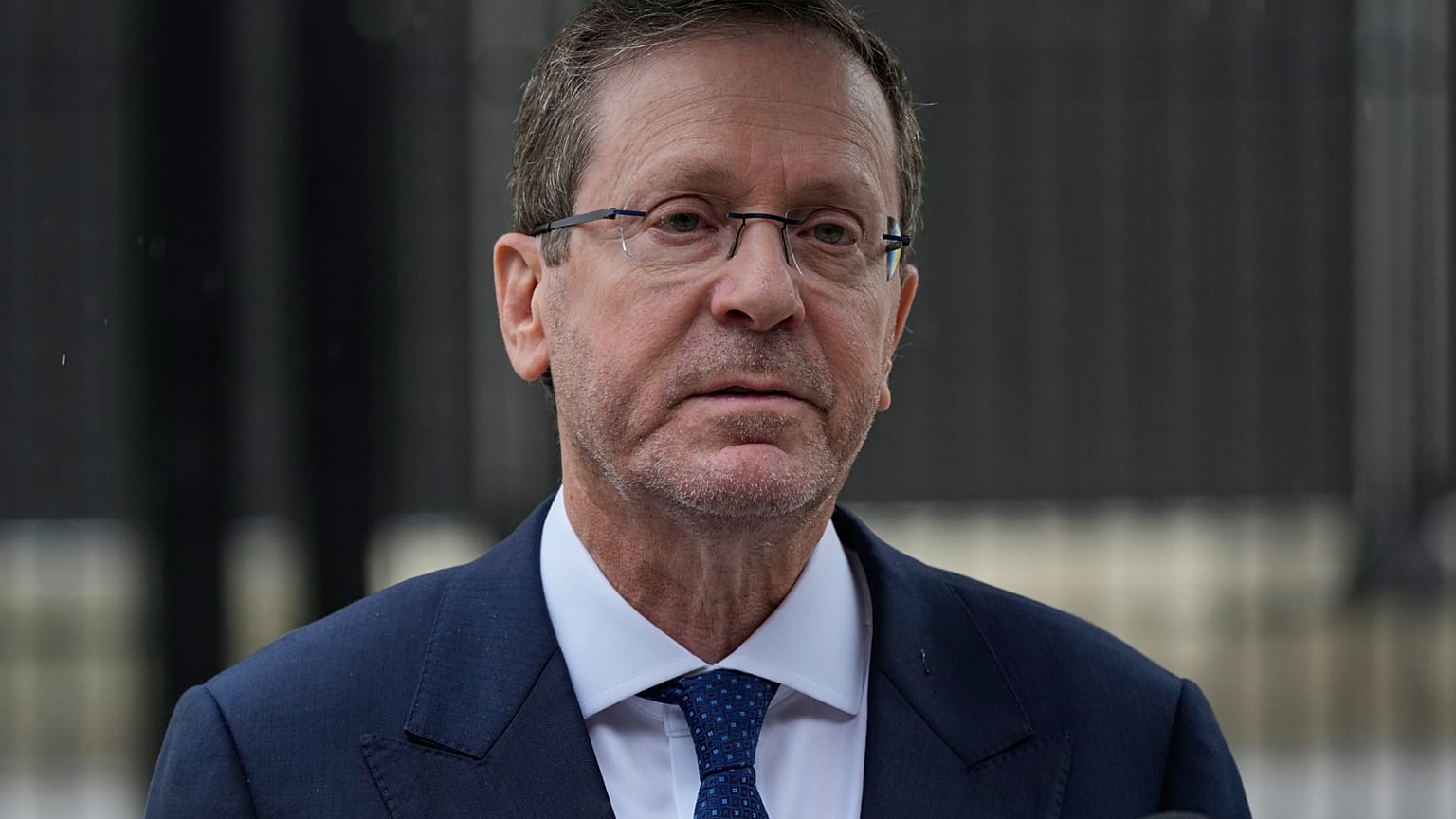 الرئيس الإسرائيلي إسحاق هرتسوغ يتحدث خلال زيارته لشاطئ بوندي حيث وقع إطلاق النار في ديسمبر 2025، في سيدني، يوم الاثنين 9 فبراير 2026. (صورة من وكالة أسوشيتد برس/ريك رايكروفت)