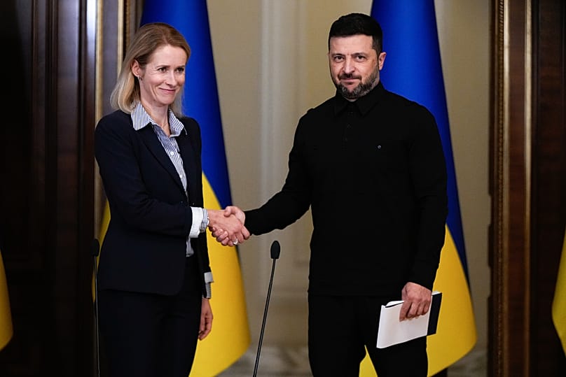 Volodymyr Zelensky et Kaja Kallas se serrent la main après une conférence de presse, le lundi 13 octobre 2025, à Kyiv, en Ukraine