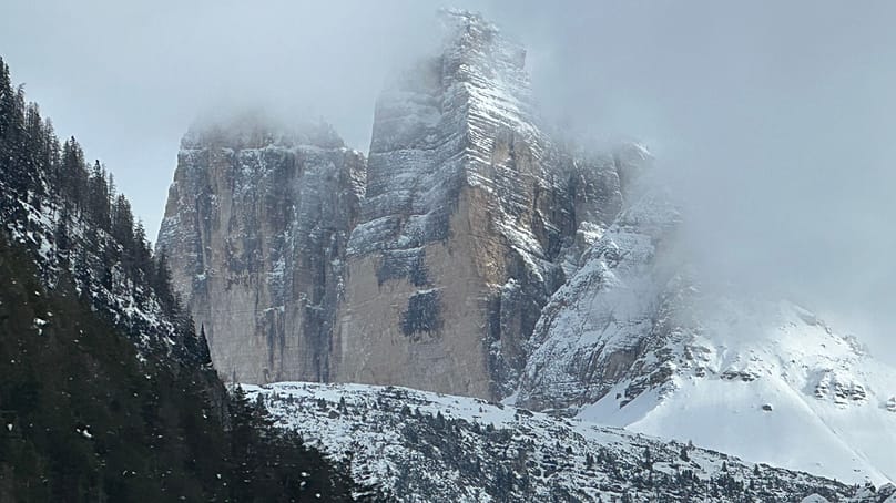 A Lavaredo-hármascsúcs egy brunicói panorámakilátóból látható 2026. február 7-én, szombaton. 