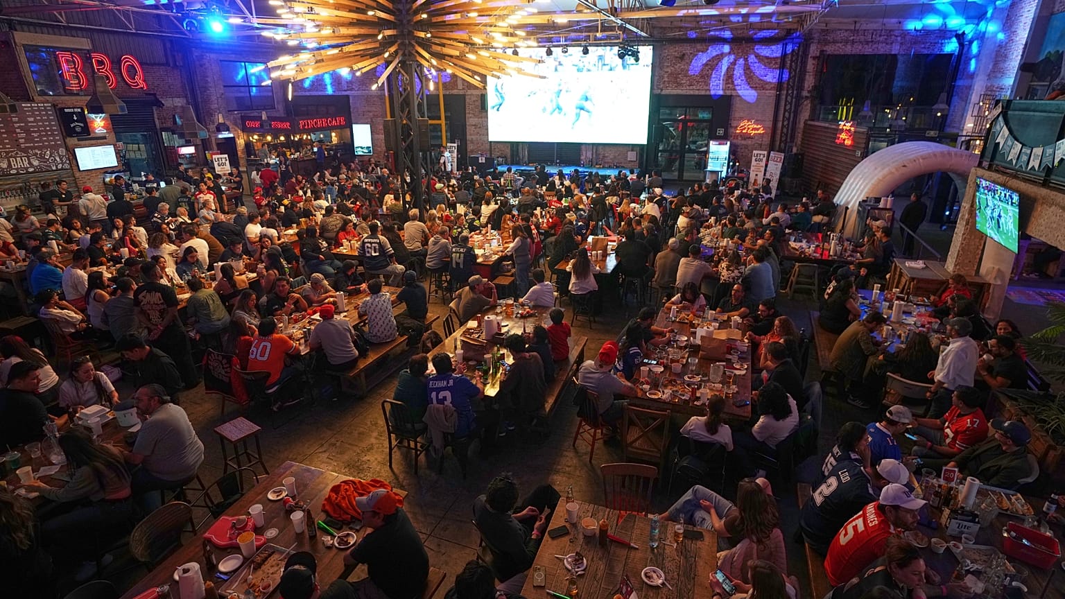 Fans verfolgen den Super Bowl am Sonntag, dem achten Februar 2026, in einer Bar in Mexiko-Stadt. (AP Photo/Marco Ugarte)