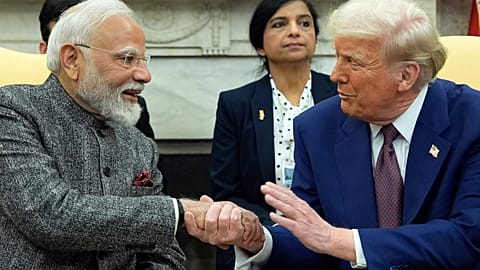 ARCHIVIO: Il presidente USA Donald Trump stringe la mano al premier indiano Narendra Modi nello Studio Ovale della Casa Bianca a Washington il 13 febbraio 2025.