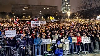 Pessoas participam num protesto público contra as medidas de consolidação anunciadas pelo Governo para o próximo ano, em Bratislava, Eslováquia, na terça-feira, 16 de dezembro de 2025.