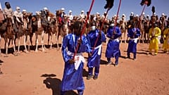 Eine Tänzerin des Volks der Djado zeigt einen traditionellen Tanz.
