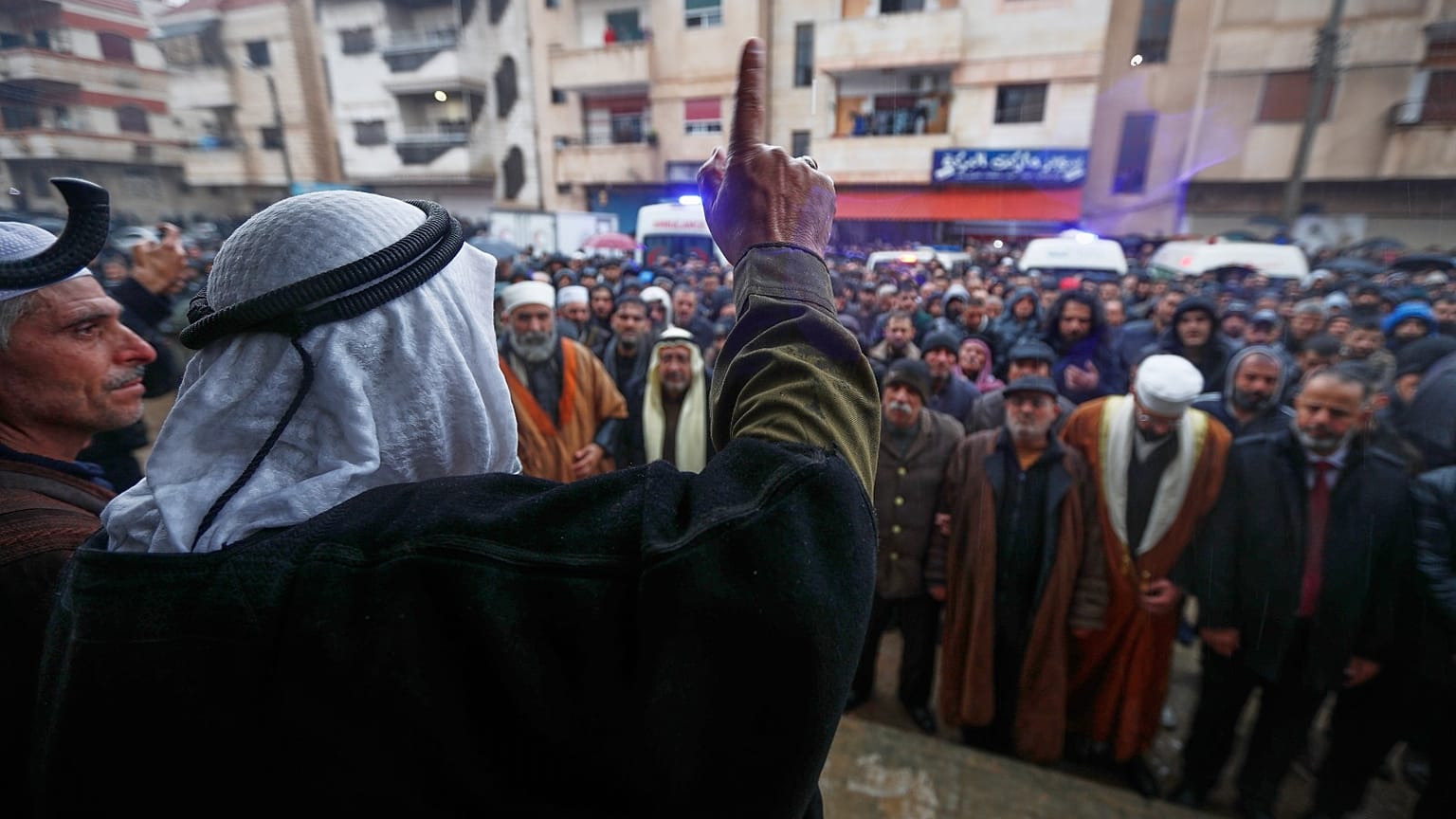 المشيعون يحضرون جنازة ضحايا الهجوم الذي وقع في اليوم السابق في مسجد الإمام علي بن أبي طالب، خارج المسجد في حي وادي الذهب ذي الأغلبية العلوية في حمص، سوريا،27 ديسمبر 2025